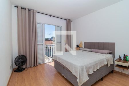 Quarto com cama, balcão e vista para a cidade. de casa à venda com 4 quartos, 97m² em Jardim Cláudia, São Paulo