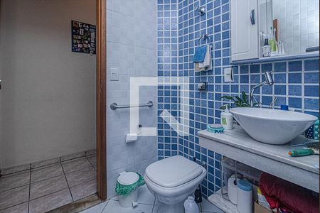 banheiro social  no piso inferior_3 de casa à venda com 2 quartos, 142m² em Parque Fongaro, São Paulo