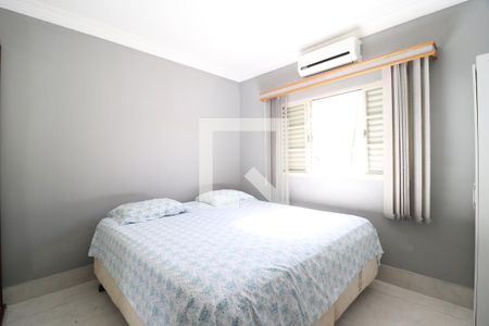 Quarto 1 de casa para alugar com 3 quartos, 180m² em Umuarama, Uberlândia