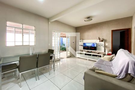 Sala de casa à venda com 3 quartos, 218m² em Goiânia, Belo Horizonte