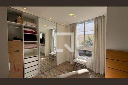 Closet da suíte 1 de casa de condomínio para alugar com 5 quartos, 246m² em Castelânea, Petrópolis