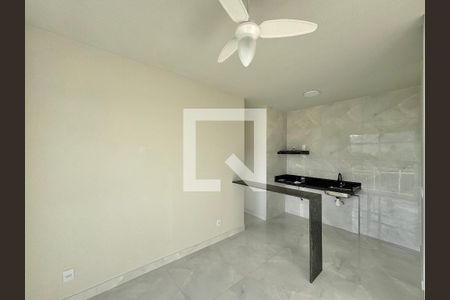 Sala de apartamento para alugar com 1 quarto, 33m² em Recreio dos Bandeirantes, Rio de Janeiro