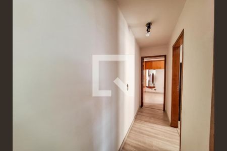 Corredor de apartamento para alugar com 2 quartos, 50m² em Capão Raso, Curitiba