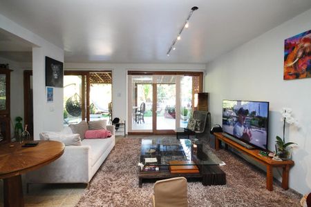Sala de TV de casa para alugar com 4 quartos, 245m² em Capuava, Embu das Artes