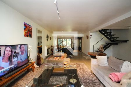 Sala de TV de casa para alugar com 4 quartos, 245m² em Capuava, Embu das Artes