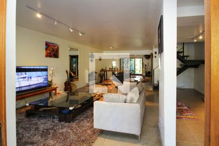 Entrada de casa para alugar com 4 quartos, 245m² em Capuava, Embu das Artes