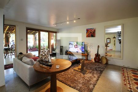 Sala de TV de casa para alugar com 4 quartos, 245m² em Capuava, Embu das Artes