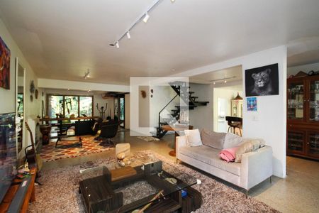Sala de TV de casa para alugar com 4 quartos, 245m² em Capuava, Embu das Artes