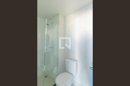 Banheiro Social de kitnet/studio para alugar com 1 quarto, 29m² em Água Verde, Curitiba