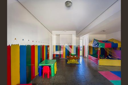 Sala de brinquedos com mesa e cadeiras coloridas e balão de ar quente no fundo. de apartamento à venda com 3 quartos, 59m² em Vila Bela, São Paulo