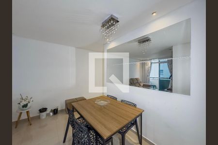 Sala de jantar com mesa de madeira e cadeiras pretas, com uma grande parede de espelho refletindo a sala de estar e a janela. de apartamento à venda com 3 quartos, 59m² em Vila Bela, São Paulo