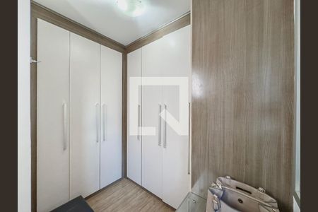 Cabinets de armário brancos e madeira na sala de estar. de apartamento à venda com 3 quartos, 59m² em Vila Bela, São Paulo