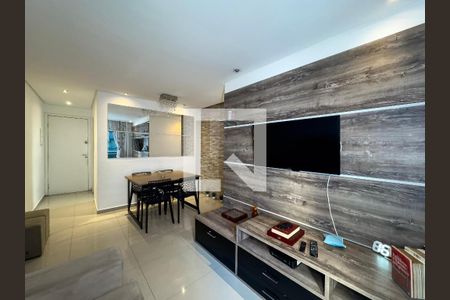 Sala de estar com TV e mesa de jantar, com uma decoração moderna e minimalista. de apartamento à venda com 3 quartos, 59m² em Vila Bela, São Paulo