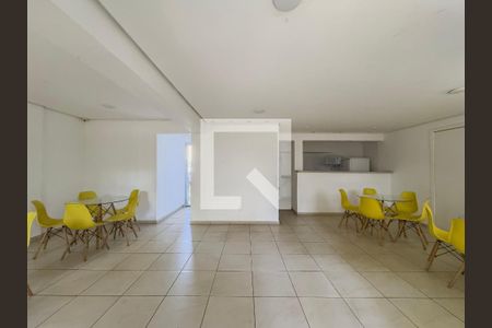 Sala de estar com mesa e cadeiras amarelas, com vista para a cidade. de apartamento à venda com 3 quartos, 59m² em Vila Bela, São Paulo