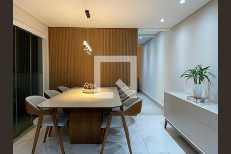 Tabela de madeira com cadeiras de madeira e iluminação moderna, com um toque de decoração com pinhas. de casa à venda com 4 quartos, 380m² em Parque dos Camargos, Barueri