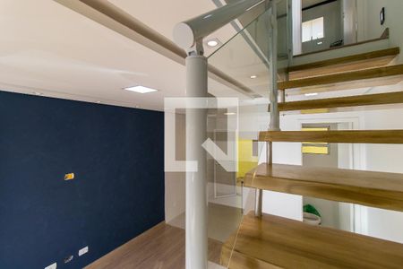 Escada entre andares de casa de condomínio para alugar com 2 quartos, 46m² em Chácara Ondas Verdes, Cotia