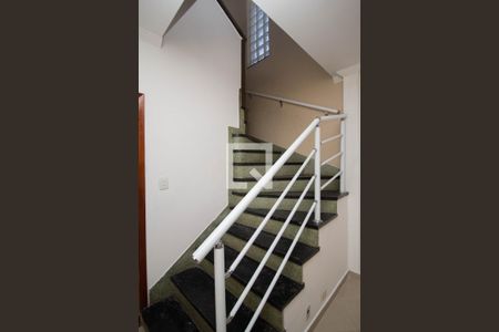 Escada de casa para alugar com 2 quartos, 140m² em Jardim Santo Elias, São Paulo