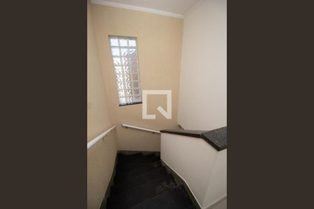 Escada de casa para alugar com 2 quartos, 140m² em Jardim Santo Elias, São Paulo