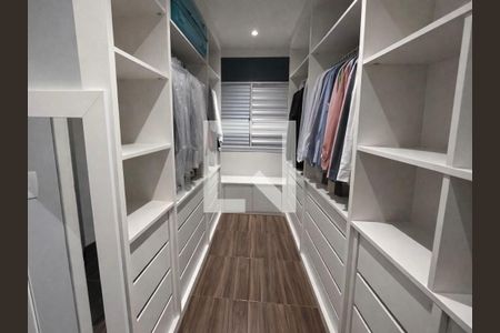 Caminho de entrada de uma casa com armários e prateleiras, com uma janela e uma porta de entrada. de casa à venda com 4 quartos, 128m² em Vila Londrina, São Paulo
