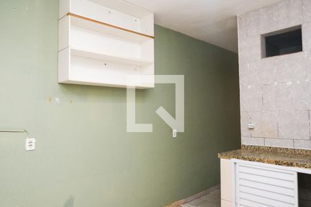 Cozinha de casa de condomínio para alugar com 2 quartos, 55m² em Ponto Chic, Nova Iguaçu