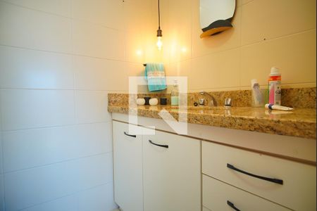 Banheiro da Suíte de apartamento à venda com 3 quartos, 90m² em Santa Cecília, Porto Alegre