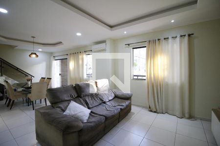 Sala de casa de condomínio para alugar com 4 quartos, 420m² em Taquara, Rio de Janeiro