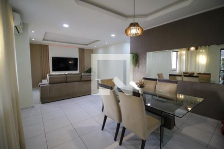 Sala de casa de condomínio para alugar com 4 quartos, 420m² em Taquara, Rio de Janeiro