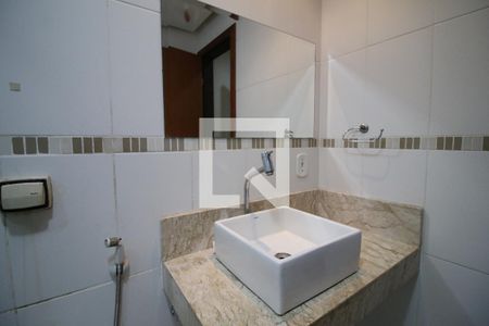 Banheiro da Suíte 1 de casa de condomínio para alugar com 4 quartos, 420m² em Taquara, Rio de Janeiro