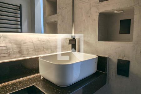 Banheiro de kitnet/studio para alugar com 1 quarto, 25m² em Santa Teresa, Rio de Janeiro
