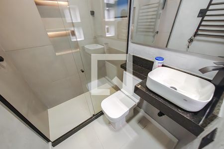 Banheiro de kitnet/studio para alugar com 1 quarto, 25m² em Santa Teresa, Rio de Janeiro