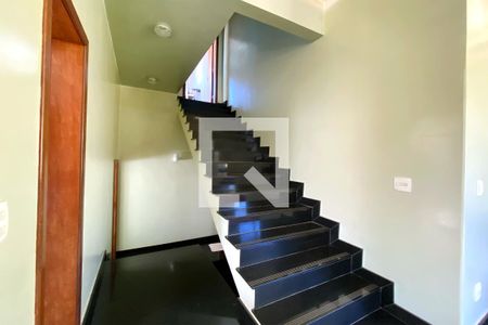Escadas de casa de condomínio à venda com 5 quartos, 357m² em Alphaville Nova Lima, Nova Lima