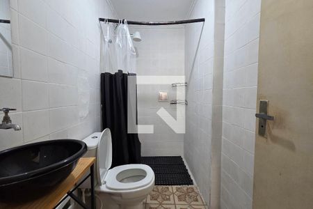 Banheiro de kitnet/studio para alugar com 1 quarto, 36m² em Guilhermina, Praia Grande