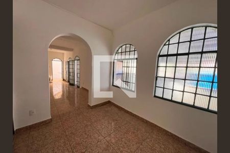 Corredor de casa para alugar com 4 quartos, 180m² em Cachoeirinha, Belo Horizonte
