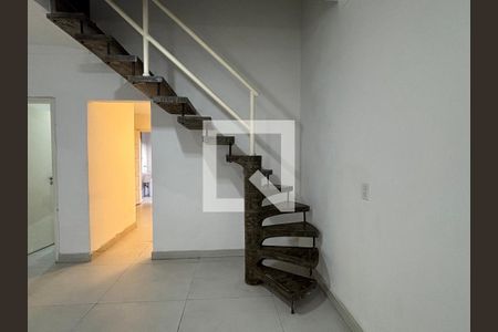Escada de casa para alugar com 2 quartos, 130m² em Mirandópolis, São Paulo