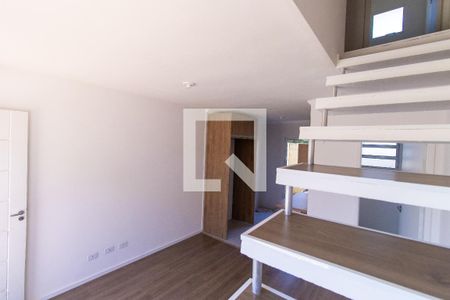 Escadas de casa de condomínio para alugar com 2 quartos, 48m² em Chácara Ondas Verdes, Cotia