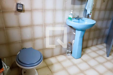Banheiro social de casa à venda com 2 quartos, 70m² em Bussocaba, Osasco