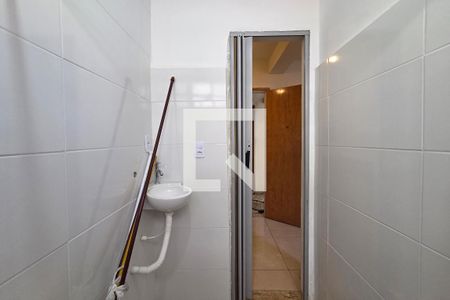 Banheiro de kitnet/studio para alugar com 1 quarto, 21m² em Cidade Ocian, Praia Grande