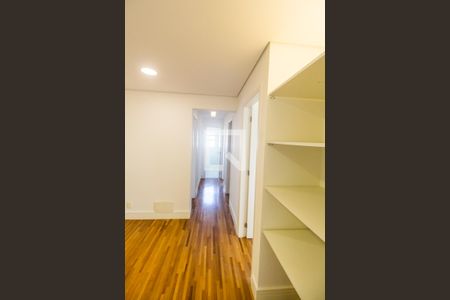 Corredor de apartamento para alugar com 3 quartos, 202m² em Alphaville Empresarial, Santana de Parnaíba