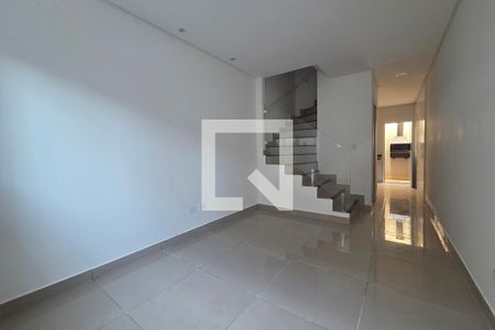 Sala de casa de condomínio para alugar com 2 quartos, 120m² em Vila Caiçara, Praia Grande