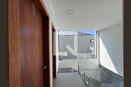 Hall dormitórios de casa de condomínio para alugar com 3 quartos, 227m² em Vargem Pequena, Rio de Janeiro
