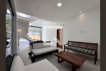 Sala de casa de condomínio para alugar com 3 quartos, 227m² em Vargem Pequena, Rio de Janeiro