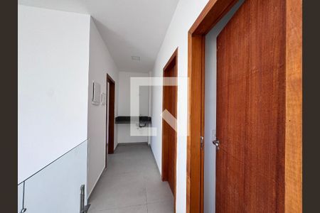 Hall dormitórios de casa de condomínio para alugar com 3 quartos, 227m² em Vargem Pequena, Rio de Janeiro