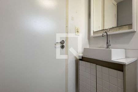 Banheiro de apartamento para alugar com 2 quartos, 45m² em Água Chata, Guarulhos