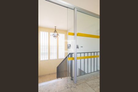 Escada de casa para alugar com 5 quartos, 363m² em Planalto Paulista, São Paulo