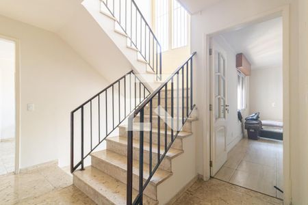 Escada de casa para alugar com 5 quartos, 363m² em Planalto Paulista, São Paulo