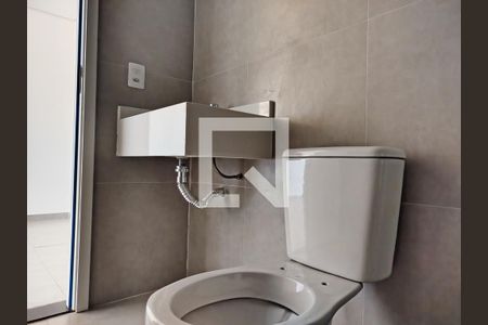 Banheiro de kitnet/studio para alugar com 1 quarto, 29m² em Vila Invernada, São Paulo