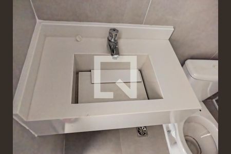 Banheiro de kitnet/studio para alugar com 1 quarto, 29m² em Vila Invernada, São Paulo
