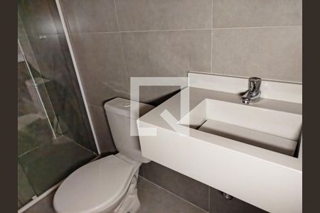 Banheiro de kitnet/studio para alugar com 1 quarto, 33m² em Vila Invernada, São Paulo