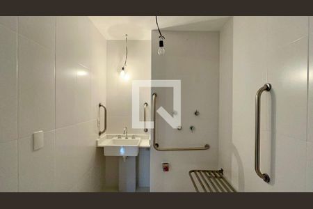 Banheiro de kitnet/studio para alugar com 1 quarto, 28m² em Perdizes, São Paulo