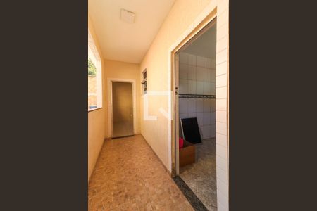Corredor de apartamento para alugar com 2 quartos, 60m² em Realengo, Rio de Janeiro
